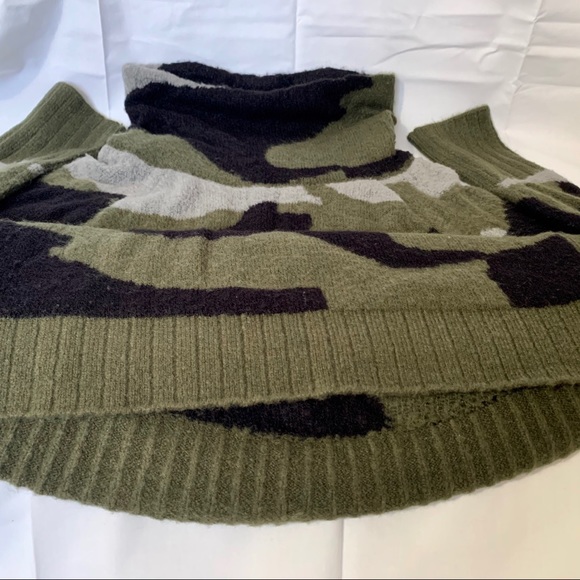 Turtle Neck Sweater - Picture 4 of 6